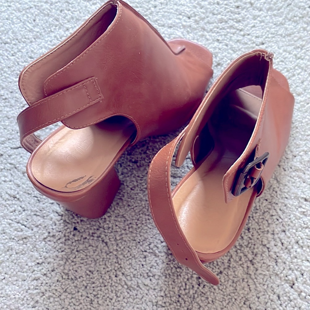 Heels - Size 8.5 - Picture 2 of 3